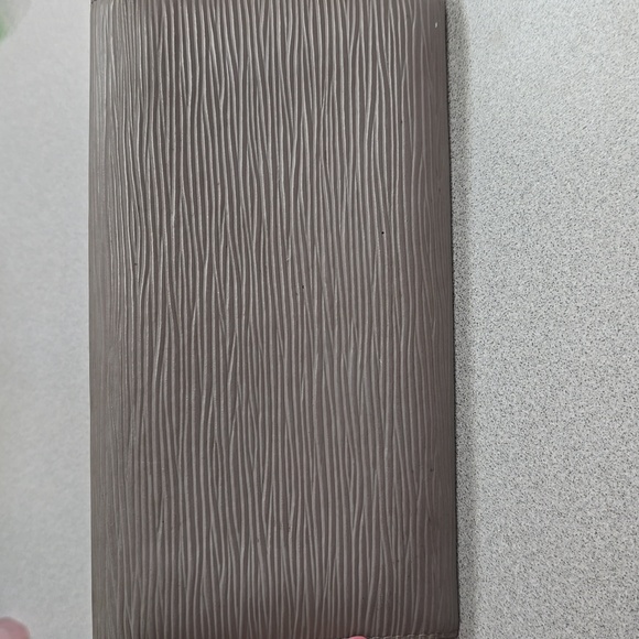 LV Epi Sarah Wallet - Picture 4 of 15